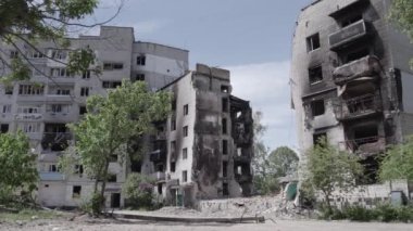 Bu stok videosu Ukrayna 'daki savaşın sonucunu gösteriyor. Borodyanka, Bucha' da harap olmuş bir bina. Gri, renksiz, düz.