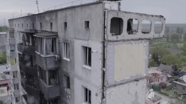 Bu stok videosu Ukrayna 'daki savaşın sonucunu gösteriyor. Borodyanka, Bucha' da harap olmuş bir bina. Gri, renksiz, düz.