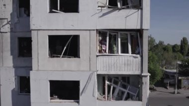 Bu stok videosu Ukrayna 'daki savaşın sonucunu gösteriyor. Borodyanka, Bucha' da harap olmuş bir bina. Gri, renksiz, düz.