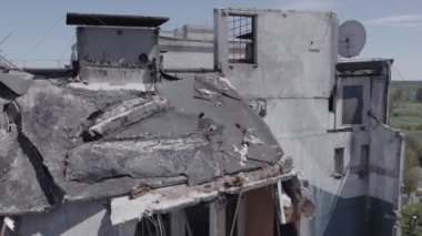 Bu stok videosu Ukrayna 'daki savaşın sonucunu gösteriyor. Borodyanka, Bucha' da harap olmuş bir bina. Gri, renksiz, düz.