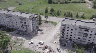 Bu stok videosu Ukrayna 'daki savaşın sonucunu gösteriyor. Borodyanka, Bucha' da harap olmuş bir bina. Gri, renksiz, düz.
