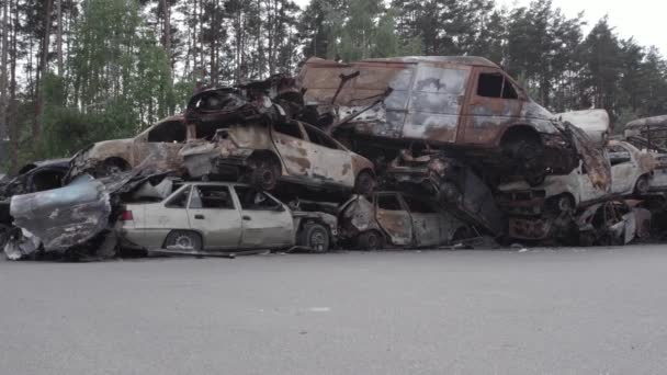 このストックビデオでは イルピン ブチャ地区 グレー フラット 無色のショットと燃焼車のダンプを示しています — ストック動画