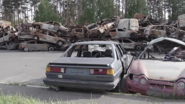 Video Irpin Bucha Bölgesinde Gri Düz Renksiz Yanmış Arabaları Gösteriyor — Stok video