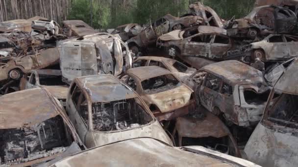 Видео Показана Свалка Расстрелянных Сожженных Автомобилей Ирпене Район Серый Ровный — стоковое видео