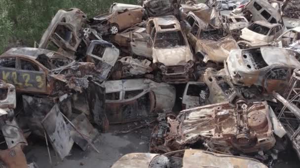 这段录像显示 在Bucha区的Irpin 一辆被枪击和烧毁的汽车的垃圾堆 没有颜色 — 图库视频影像