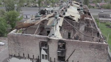 Stoyanka, Bucha, Ukrayna 'da savaştan zarar görmüş bir bina var. Gri, renksiz, düz.