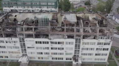 Stoyanka, Bucha, Ukrayna 'da savaştan zarar görmüş bir bina var. Gri, renksiz, düz.