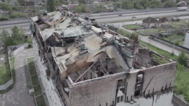 Stoyanka, Bucha, Ukrayna 'da savaştan zarar görmüş bir bina var. Gri, renksiz, düz.