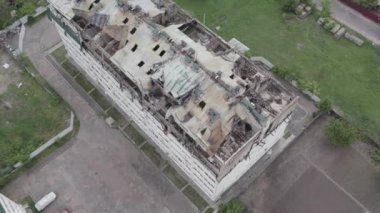 Stoyanka, Bucha, Ukrayna 'da savaştan zarar görmüş bir bina var. Gri, renksiz, düz.