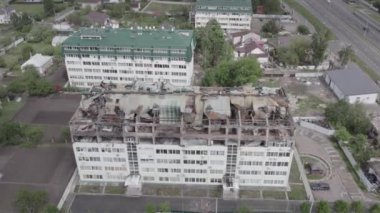 Stoyanka, Bucha, Ukrayna 'da savaştan zarar görmüş bir bina var. Gri, renksiz, düz.