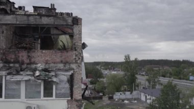 Stoyanka, Bucha, Ukrayna 'da savaştan zarar görmüş bir bina var. Gri, renksiz, düz.