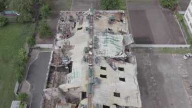 Stoyanka, Bucha, Ukrayna 'da savaştan zarar görmüş bir bina var. Gri, renksiz, düz.