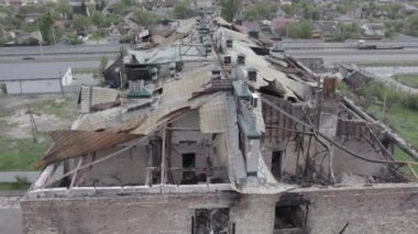 Stoyanka, Bucha, Ukrayna 'da savaştan zarar görmüş bir bina var. Gri, renksiz, düz.