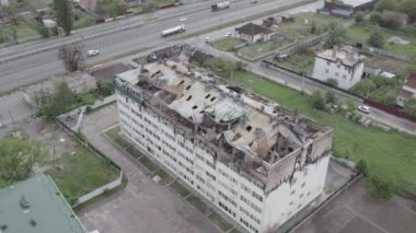 Stoyanka, Bucha, Ukrayna 'da savaştan zarar görmüş bir bina var. Gri, renksiz, düz.