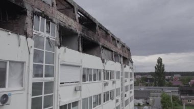 Stoyanka, Bucha, Ukrayna 'da savaştan zarar görmüş bir bina var. Gri, renksiz, düz.