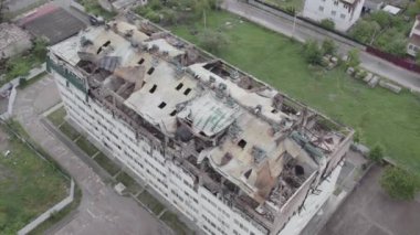 Stoyanka, Bucha, Ukrayna 'da savaştan zarar görmüş bir bina var. Gri, renksiz, düz.