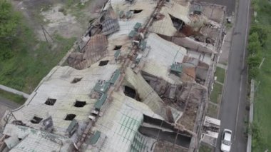 Stoyanka, Bucha, Ukrayna 'da savaştan zarar görmüş bir bina var. Gri, renksiz, düz.