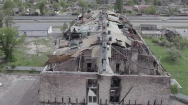 Stoyanka, Bucha, Ukrayna 'da savaştan zarar görmüş bir bina var. Gri, renksiz, düz.