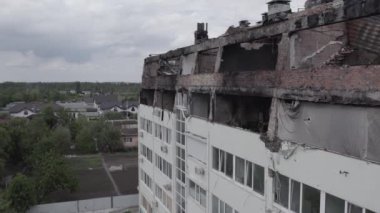 Stoyanka, Bucha, Ukrayna 'da savaştan zarar görmüş bir bina var. Gri, renksiz, düz.