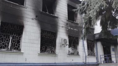 Bu stok videosu Ukrayna 'daki savaşın sonuçlarını gösteriyor. Borodyanka, Kyiv bölgesindeki polis karakolunun yıkılmış ve yanmış binası, gri, renksiz, düz.