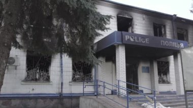 Bu stok videosu Ukrayna 'daki savaşın sonuçlarını gösteriyor. Borodyanka, Kyiv bölgesindeki polis karakolunun yıkılmış ve yanmış binası, gri, renksiz, düz.