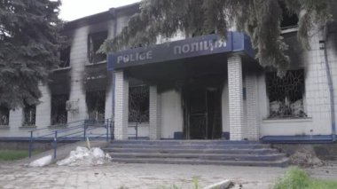 Bu stok videosu Ukrayna 'daki savaşın sonuçlarını gösteriyor. Borodyanka, Kyiv bölgesindeki polis karakolunun yıkılmış ve yanmış binası, gri, renksiz, düz.