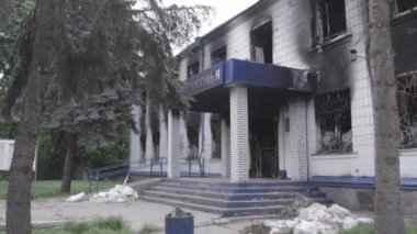 Bu stok videosu Ukrayna 'daki savaşın sonuçlarını gösteriyor. Borodyanka, Kyiv bölgesindeki polis karakolunun yıkılmış ve yanmış binası, gri, renksiz, düz.