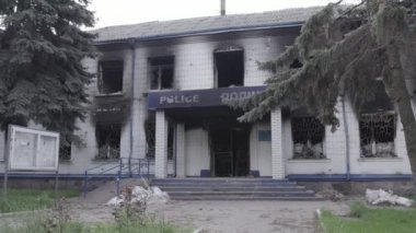 Bu stok videosu Ukrayna 'daki savaşın sonuçlarını gösteriyor. Borodyanka, Kyiv bölgesindeki polis karakolunun yıkılmış ve yanmış binası, gri, renksiz, düz.