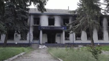 Bu stok videosu Ukrayna 'daki savaşın sonuçlarını gösteriyor. Borodyanka, Kyiv bölgesindeki polis karakolunun yıkılmış ve yanmış binası, gri, renksiz, düz.