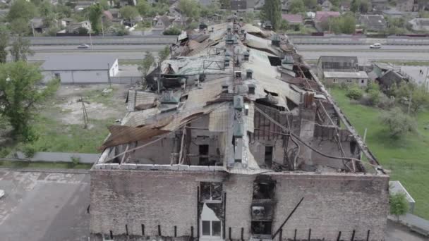 このストックビデオは ウクライナのブチャ地区ストヤンカで戦争で破壊された建物を示しています グレー 色なし フラット — ストック動画