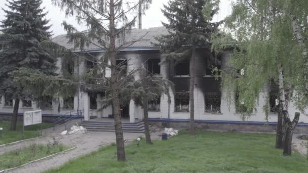这段录像展示了乌克兰战争的后果 基辅地区Borodyanka警察局被摧毁和烧毁的建筑 灰蒙蒙的 没有色彩的 平坦的 — 图库视频影像