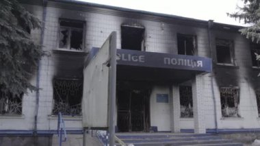 Bu stok videosu Ukrayna 'daki savaşın sonuçlarını gösteriyor. Borodyanka, Kyiv bölgesindeki polis karakolunun yıkılmış ve yanmış binası, gri, renksiz, düz.