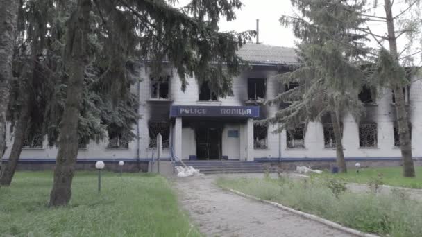 Відео Показує Наслідки Війни Україні Зруйнований Спалений Будинок Поліцейського Відділку — стокове відео