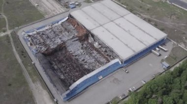 Bu stok görüntüsü savaş sırasında Bucha, Ukrayna 'da yok olan bir depoyu gösteriyor. Gri, renksiz, düz..