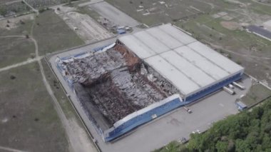 Bu stok görüntüsü savaş sırasında Bucha, Ukrayna 'da yok olan bir depoyu gösteriyor. Gri, renksiz, düz..