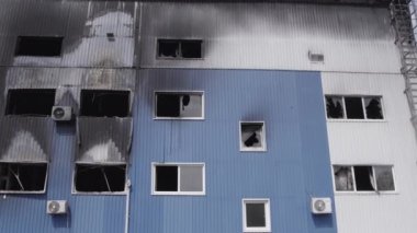 Bu stok görüntüsü savaş sırasında Bucha, Ukrayna 'da yok olan bir depoyu gösteriyor. Gri, renksiz, düz..