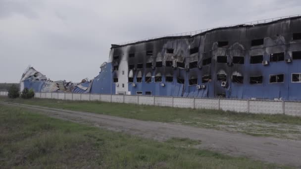 このストック画像は 戦争中にウクライナのブチャで破壊された倉庫の空中ビューを示しています グレー 色なし フラット — ストック動画