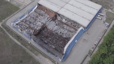 Bu stok görüntüsü savaş sırasında Bucha, Ukrayna 'da yok olan bir depoyu gösteriyor. Gri, renksiz, düz..