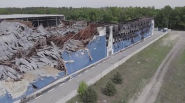 Bu stok görüntüsü savaş sırasında Bucha, Ukrayna 'da yok olan bir depoyu gösteriyor. Gri, renksiz, düz..