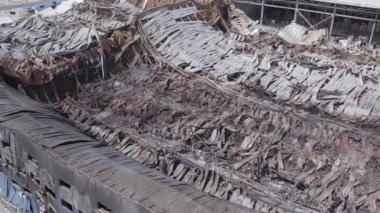Bu stok görüntüsü savaş sırasında Bucha, Ukrayna 'da yok olan bir depoyu gösteriyor. Gri, renksiz, düz..