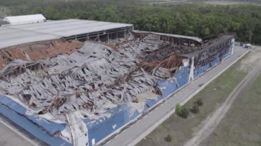 Bu stok görüntüsü savaş sırasında Bucha, Ukrayna 'da yok olan bir depoyu gösteriyor. Gri, renksiz, düz..