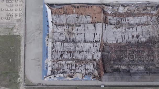 这张库存图片显示了战争期间乌克兰布查一座被毁仓库的空中景象 灰蒙蒙的 没有色彩的 平坦的 — 图库视频影像