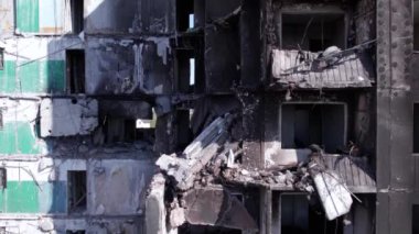 Bu video, Ukrayna 'daki savaş sırasında Bucha, Borodyanka' da yıkılan bir konut binasını gösteriyor.