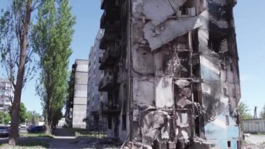 Bu video, Ukrayna 'daki savaş sırasında Bucha, Borodyanka' da yıkılan bir konut binasını gösteriyor.