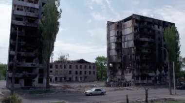 Bu video, Ukrayna 'daki savaş sırasında Bucha, Borodyanka' da yıkılan bir konut binasını gösteriyor.