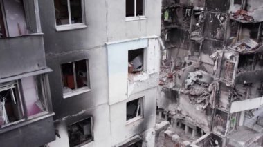Bu video, Ukrayna 'daki savaş sırasında Bucha, Borodyanka' da yıkılan bir konut binasını gösteriyor.