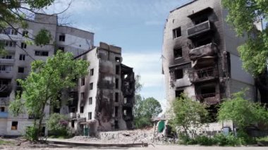 Bu video, Ukrayna 'daki savaş sırasında Bucha, Borodyanka' da yıkılan bir konut binasını gösteriyor.
