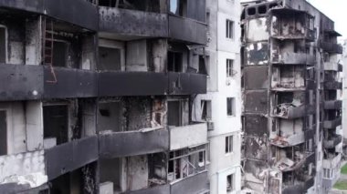 Bu video, Ukrayna 'daki savaş sırasında Bucha, Borodyanka' da yıkılan bir konut binasını gösteriyor.