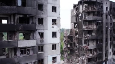 Bu video, Ukrayna 'daki savaş sırasında Bucha, Borodyanka' da yıkılan bir konut binasını gösteriyor.