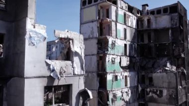 Bu video, Ukrayna 'daki savaş sırasında Bucha, Borodyanka' da yıkılan bir konut binasını gösteriyor.